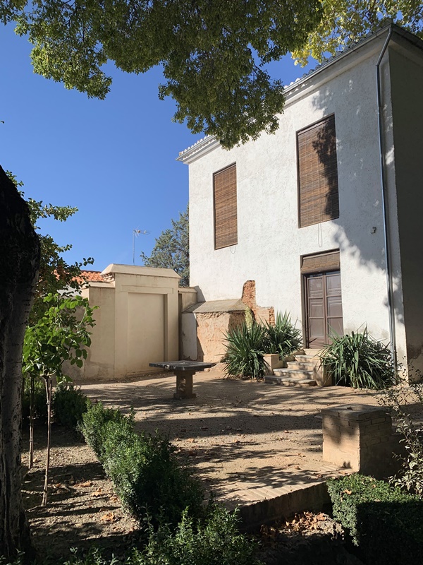 Restos de uno de los torreones en base vivienda
